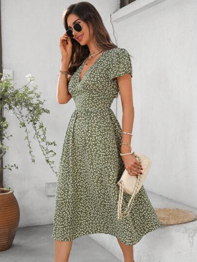 SHEIN Clasi فستان أنيق متوسط الطول بطبعة زهور صغيرة على خلفية خضراء، قصير الأكمام بياقة على شكل حرف V، قطع وتجاعيد ، مناسب للاستخدام اليومي والعطلات، موسم الربيع/الصيف