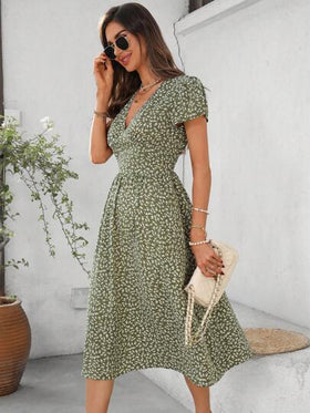 SHEIN Clasi فستان أنيق متوسط الطول بطبعة زهور صغيرة على خلفية خضراء، قصير الأكمام بياقة على شكل حرف V، قطع وتجاعيد ، مناسب للاستخدام اليومي والعطلات، موسم الربيع/الصيف