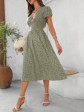 SHEIN Clasi فستان أنيق متوسط الطول بطبعة زهور صغيرة على خلفية خضراء، قصير الأكمام بياقة على شكل حرف V، قطع وتجاعيد ، مناسب للاستخدام اليومي والعطلات، موسم الربيع/الصيف
