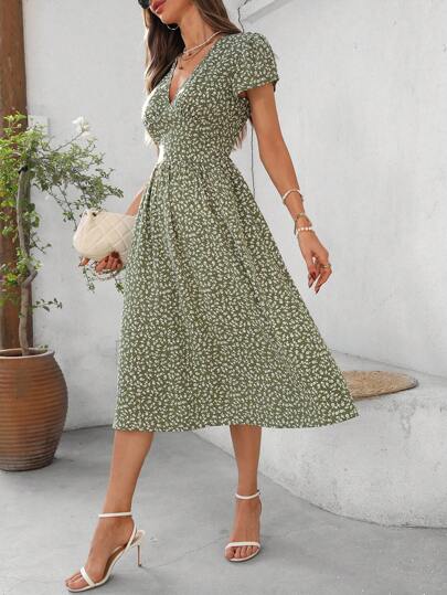 SHEIN Clasi فستان أنيق متوسط الطول بطبعة زهور صغيرة على خلفية خضراء، قصير الأكمام بياقة على شكل حرف V، قطع وتجاعيد ، مناسب للاستخدام اليومي والعطلات، موسم الربيع/الصيف