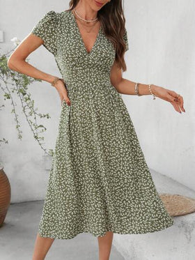 SHEIN Clasi فستان أنيق متوسط الطول بطبعة زهور صغيرة على خلفية خضراء، قصير الأكمام بياقة على شكل حرف V، قطع وتجاعيد ، مناسب للاستخدام اليومي والعطلات، موسم الربيع/الصيف
