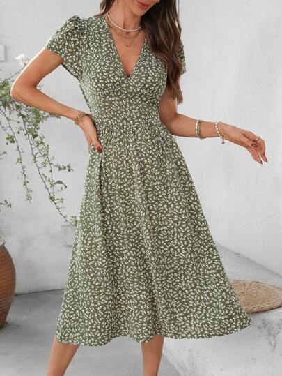 SHEIN Clasi فستان أنيق متوسط الطول بطبعة زهور صغيرة على خلفية خضراء، قصير الأكمام بياقة على شكل حرف V، قطع وتجاعيد ، مناسب للاستخدام اليومي والعطلات، موسم الربيع/الصيف