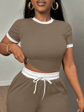 SHEIN SXY مجموعة تي شيرت وبنطلون قصير كم قصير ذو لونين متباينين للنساء 2 قطعة