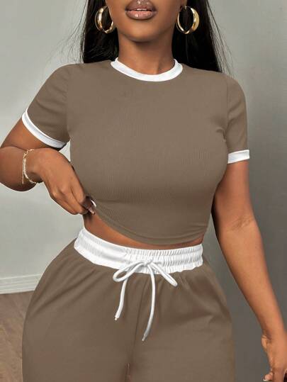 SHEIN SXY مجموعة تي شيرت وبنطلون قصير كم قصير ذو لونين متباينين للنساء 2 قطعة