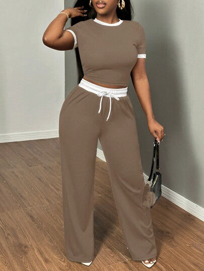 SHEIN SXY مجموعة تي شيرت وبنطلون قصير كم قصير ذو لونين متباينين للنساء 2 قطعة