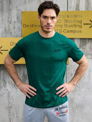 Manfinity Sport Corelite قميص رياضي كاجوال قصير الأكمام مطبوع عليه أحرف للرجال، ملابس تمرين، بلايز وخزانات الجري
