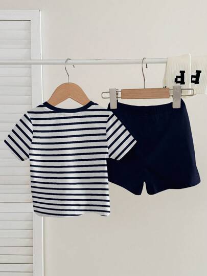 SHEIN طقم سروال قصير وتي شيرت بأكمام قصيرة للأطفال الصغار، بتصميم كلاسيكي بخطوط أزرق داكن والرسوم الكرتونية لرؤوس الحيوانات كالأسد والكوالا والنمر والزرافة، صالح للاستخدام الصيفي