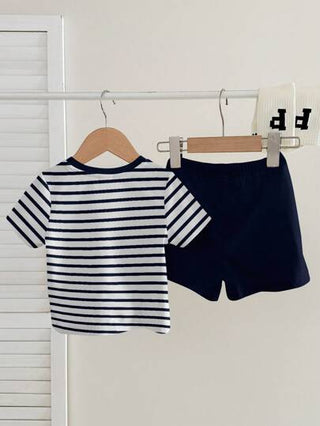 SHEIN طقم سروال قصير وتي شيرت بأكمام قصيرة للأطفال الصغار، بتصميم كلاسيكي بخطوط أزرق داكن والرسوم الكرتونية لرؤوس الحيوانات كالأسد والكوالا والنمر والزرافة، صالح للاستخدام الصيفي
