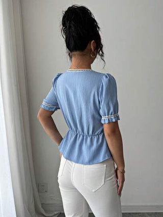 Elenzga بلوزة قصيرة الأكمام منتفخة الأكمام مزينة بأزرار وبياقة مربعة بكشكشة الهيم للنساء