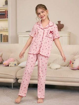 بيجاما طقم كاردجان وشورت للبنات بمظهر كاجوال، من نسيج ناعم مترابط منسوج بنك متطرف وزخرفة فراشة أمامية حمراء، قميص V-الرقبة بسيط، ملابس استرخاء 2 قطعة