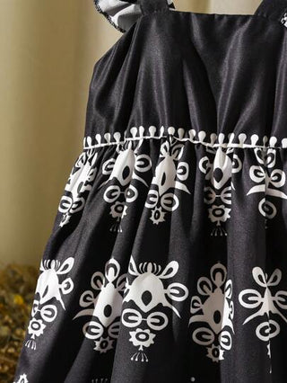 فساتين بيبي فستان بألوان الأبيض والأسود مناسب للأطفال الرضع والأطفال الصغار به كشكشة على الأحزمة ،مناسب للربيع والصيف والرحلات وللعب في الخارج