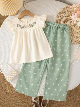 SHEIN Vintaside Kids طقم بناتي مطبوع بالفراشات: بلوزة بطرز أزهار وأكمام قبعة، بنطلون كاجوال واسع الساق مطبوع بتصميم الفراشات، طقم صيفي بطراز فينتاج عذب