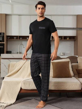 SHEIN طقم بجامات قصير الأكمام للرجال مع جيوب مطبعة بالمربعات