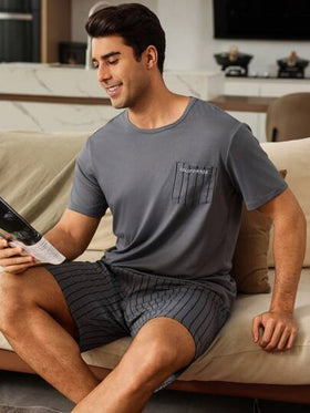 SHEIN طقم بيجامة رجالي مكون من ملابس علوية قصير الأكمام برقبة دائرية ذات طباعة مخططة وشورت، قطعتان