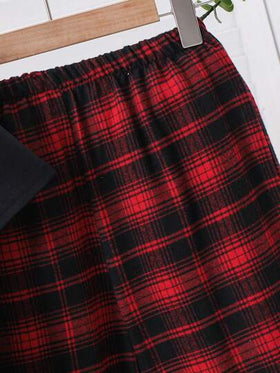 SHEIN طقم بيجاما كاجوال لتوين يتكون من بلوزة تي شيرت قصيرة الأكمام مع طباعة الأحرف وبنطال مربع الرسم