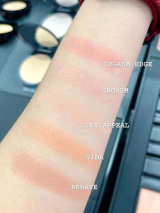 Nars بلاشر [ميني] NARS #900 BEHAVE 2.5 جرام، لون وردي بنفسجي ماتي، صيغة محسنة لاستمرارية حتى 16 ساعة، توفر تغطية لونية حقيقية بإحساس خفيف ومريح