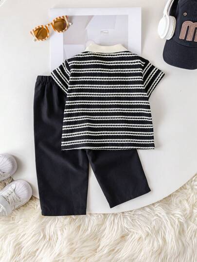 SHEIN طقم طفل ولادي مكون من بادي قصير الأكمام بياقة مخطط ملونة وأزرار نصفية وبنطلون ذو خصر مطاطي أحادي اللون 2 قطع