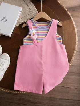 SHEIN طقم صيفي جديد للفتيات الصغيرات، يتكون من ملابس علوية مخططة وسروال قصير مع أشرطة وزينة دب قلب لطيف، ملابس متنوعة وحلوة لمجموعات الفتيات الصغيرات في الصيف والعطلات