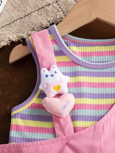 SHEIN طقم صيفي جديد للفتيات الصغيرات، يتكون من ملابس علوية مخططة وسروال قصير مع أشرطة وزينة دب قلب لطيف، ملابس متنوعة وحلوة لمجموعات الفتيات الصغيرات في الصيف والعطلات