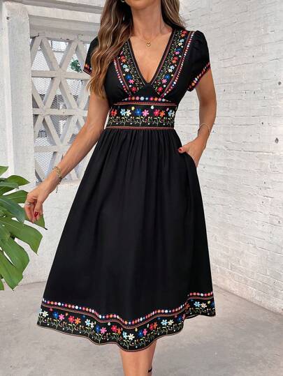 SHEIN Clasi فستان أنيق ذو رقبة على شكل حرف V للنساء، ذو طباعة زهور مركزة بأسلوب رجعي، جيبين على الجانبين، قصة الخصر على شكل A ، مناسب لمناسبات متعددة ، العطلات الشاطئية ، الذهاب اليومي، المنزل ، إلخ
