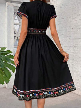 SHEIN Clasi فستان أنيق ذو رقبة على شكل حرف V للنساء، ذو طباعة زهور مركزة بأسلوب رجعي، جيبين على الجانبين، قصة الخصر على شكل A ، مناسب لمناسبات متعددة ، العطلات الشاطئية ، الذهاب اليومي، المنزل ، إلخ