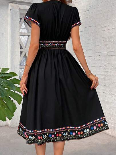 SHEIN Clasi فستان أنيق ذو رقبة على شكل حرف V للنساء، ذو طباعة زهور مركزة بأسلوب رجعي، جيبين على الجانبين، قصة الخصر على شكل A ، مناسب لمناسبات متعددة ، العطلات الشاطئية ، الذهاب اليومي، المنزل ، إلخ