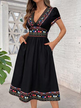 SHEIN Clasi فستان أنيق ذو رقبة على شكل حرف V للنساء، ذو طباعة زهور مركزة بأسلوب رجعي، جيبين على الجانبين، قصة الخصر على شكل A ، مناسب لمناسبات متعددة ، العطلات الشاطئية ، الذهاب اليومي، المنزل ، إلخ