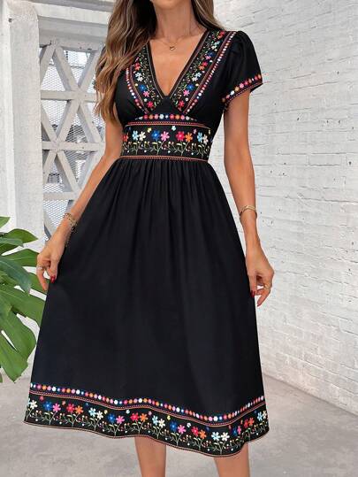 SHEIN Clasi فستان أنيق ذو رقبة على شكل حرف V للنساء، ذو طباعة زهور مركزة بأسلوب رجعي، جيبين على الجانبين، قصة الخصر على شكل A ، مناسب لمناسبات متعددة ، العطلات الشاطئية ، الذهاب اليومي، المنزل ، إلخ