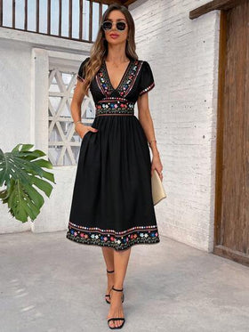 SHEIN Clasi فستان أنيق ذو رقبة على شكل حرف V للنساء، ذو طباعة زهور مركزة بأسلوب رجعي، جيبين على الجانبين، قصة الخصر على شكل A ، مناسب لمناسبات متعددة ، العطلات الشاطئية ، الذهاب اليومي، المنزل ، إلخ