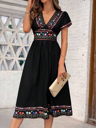 SHEIN Clasi فستان أنيق ذو رقبة على شكل حرف V للنساء، ذو طباعة زهور مركزة بأسلوب رجعي، جيبين على الجانبين، قصة الخصر على شكل A ، مناسب لمناسبات متعددة ، العطلات الشاطئية ، الذهاب اليومي، المنزل ، إلخ