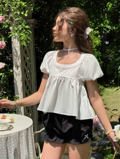 SHEIN مجموعة من 2 قطعة تشمل قميص أكمام منتفخة مزين بفيونكة وشورت كاجوال للمراهقات