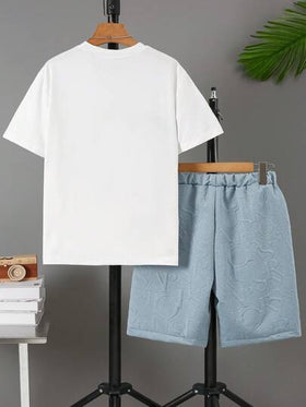 SHEIN مجموعة من قطعتين، تي شيرت T قصير الأكمام ذو رقبة دائرية مع رقعة حروف ملونة لأولاد المراهقين، وشورت رياضي كاجوال خارجي بحروف بارزة ثلاثية الأبعاد للصيف