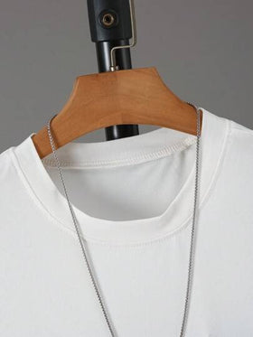 SHEIN مجموعة من قطعتين، تي شيرت T قصير الأكمام ذو رقبة دائرية مع رقعة حروف ملونة لأولاد المراهقين، وشورت رياضي كاجوال خارجي بحروف بارزة ثلاثية الأبعاد للصيف