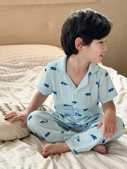 SHEIN Genkimix Kids مجموعة بيجاما للأولاد بطبعة السيارات، قميص كم قصير ومواصفات القماش مصنوعة نسيجية وشورت ، ملابس منزلية كاجوال قطعتان/مجموعة
