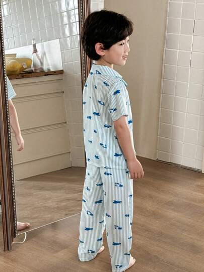 SHEIN Genkimix Kids مجموعة بيجاما للأولاد بطبعة السيارات، قميص كم قصير ومواصفات القماش مصنوعة نسيجية وشورت ، ملابس منزلية كاجوال قطعتان/مجموعة