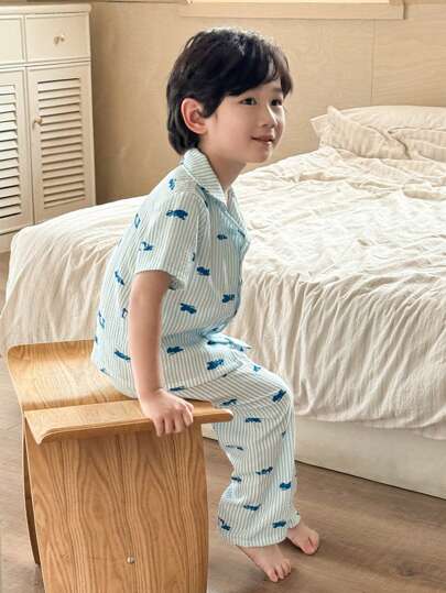 SHEIN Genkimix Kids مجموعة بيجاما للأولاد بطبعة السيارات، قميص كم قصير ومواصفات القماش مصنوعة نسيجية وشورت ، ملابس منزلية كاجوال قطعتان/مجموعة