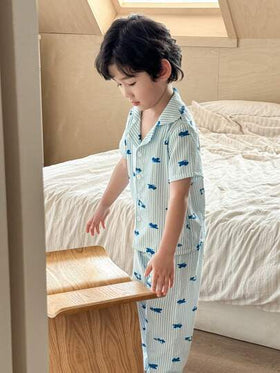 SHEIN Genkimix Kids مجموعة بيجاما للأولاد بطبعة السيارات، قميص كم قصير ومواصفات القماش مصنوعة نسيجية وشورت ، ملابس منزلية كاجوال قطعتان/مجموعة