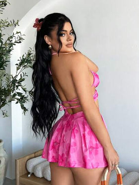 SHEIN SXY طقم تنورة قصيرة مطوية وبلوزة قصيرة متناسقة مربوطة للعطلة، مجموعة قطعتين بتصميم جذاب للنساء للاستخدام في العطلات والربيع، طقم متناسق للنساء في عطلة الشاطئ، ملابس إيبيزا، باللون الوردي، جذاب