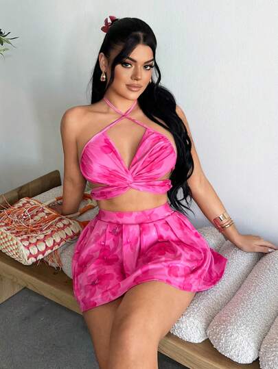 SHEIN SXY طقم تنورة قصيرة مطوية وبلوزة قصيرة متناسقة مربوطة للعطلة، مجموعة قطعتين بتصميم جذاب للنساء للاستخدام في العطلات والربيع، طقم متناسق للنساء في عطلة الشاطئ، ملابس إيبيزا، باللون الوردي، جذاب