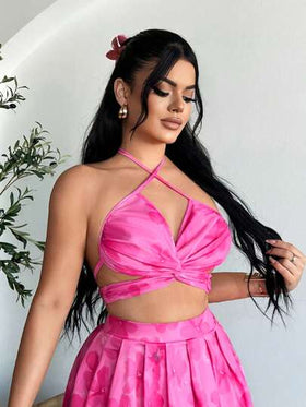 SHEIN SXY طقم تنورة قصيرة مطوية وبلوزة قصيرة متناسقة مربوطة للعطلة، مجموعة قطعتين بتصميم جذاب للنساء للاستخدام في العطلات والربيع، طقم متناسق للنساء في عطلة الشاطئ، ملابس إيبيزا، باللون الوردي، جذاب