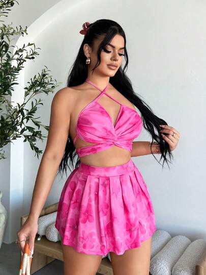 SHEIN SXY طقم تنورة قصيرة مطوية وبلوزة قصيرة متناسقة مربوطة للعطلة، مجموعة قطعتين بتصميم جذاب للنساء للاستخدام في العطلات والربيع، طقم متناسق للنساء في عطلة الشاطئ، ملابس إيبيزا، باللون الوردي، جذاب