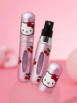 HELLO KITTY AND FRIENDS | SHEIN زجاجات قابلة لإعادة التعبئة بتصميم القطة الكرتونية الجميلة بنمط الكرز، مملوءة بسائل في القاع، يمكن استخدامها لتزيين العطور ومستحضرات العناية بالبشرة، تصميم الزجاجة مدمج وسهل الحمل