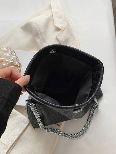 حقيبة كتف نسائية قابلة للطي ذات تطريز جديد، حقيبة كروس بودي كبيرة السعة مع سلسلة معدنية، حقيبة كروس بودي بطراز مغلف رجعي للتنقل، حقيبة مربعة صغيرة باللون الواحد