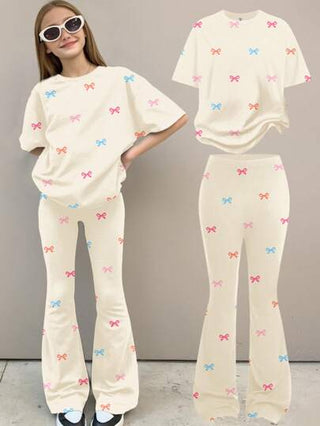 girls-sets مجموعة من قطعتين لفتيات المراهقات متكونة من بلوزة كاجوال بتصميم فضفاض وقصة بأكمام قصيرة مزينة برسومات أقواس ملونة ، وبنطلون بقصة مرفرفة ، للصيف