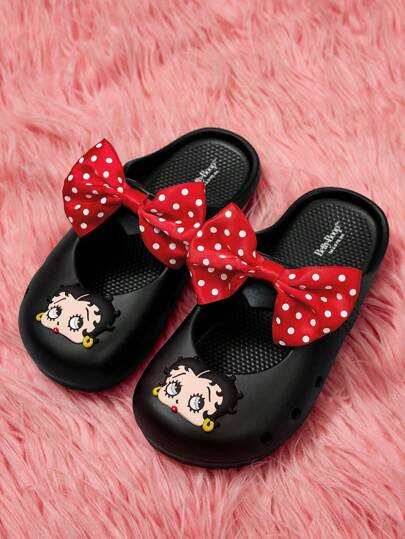 Betty Boop x  نعل داخلي و خارجي مريح مصنوع من مادة EVA خفيفة الوزن بتصميم وردة كبيرة ونقشات نقاط حمراء، تصميم كرتوني لطيف مناسب للارتداء في الأماكن الداخلية والخارجية