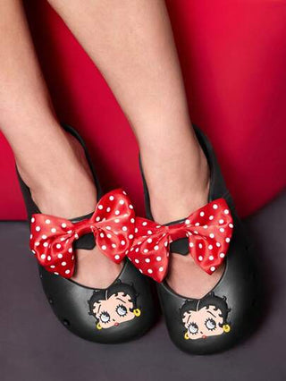 Betty Boop x  نعل داخلي و خارجي مريح مصنوع من مادة EVA خفيفة الوزن بتصميم وردة كبيرة ونقشات نقاط حمراء، تصميم كرتوني لطيف مناسب للارتداء في الأماكن الداخلية والخارجية