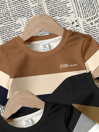 SHEIN تي شيرت أكمام قصيرة مريح للأولاد الصغار ذو نمط كتل اللون الكلاسيكية البابلوك ، بطباعة شعار جرافيك رائعة ، مناسب للربيع والصيف