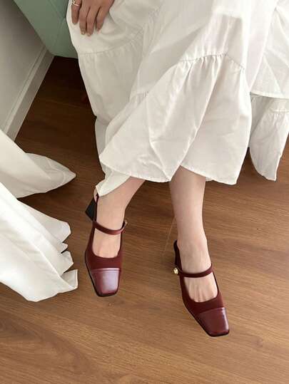 أحذية ماري جين ذات الكعب العالي بطراز فرنسي قديم باللون البرغندي، وصول جديد لربيع 2025، أحذية فريدة بتصميم مربع للكعب السميك وبدون كعب خلفي وحزام، أحذية جلدية صغيرة بطراز قديم، أحذية كعب للنساء