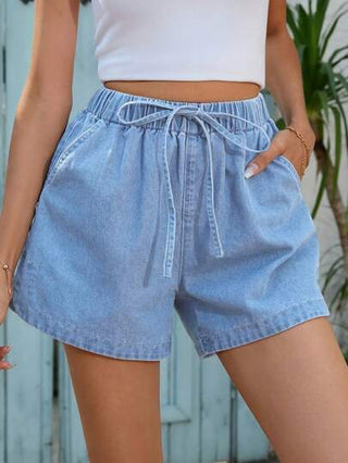 شورت جينز نسائي أنيق بخصر مطاطي فضفاض بلون أزرق، بطراز عصري وأنيق مناسب للعطلات والمناسبات البسيطة والموسيقى، مثالي للربيع والصيف.