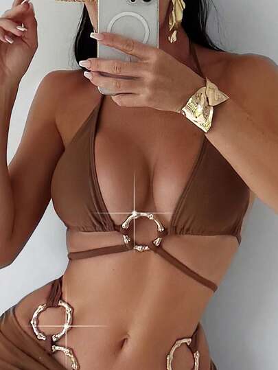 Swim SXY مجموعة 3 قطع من حلقات معدنية ذات لون واحد مع إطار مزدوج وتصميم مجوف في الجانب، متناسقة مع تنورة مكشكشة عالية الخصر ومجموعة بكيني مزخرفة بشريط، لإطلالة عطلة الشاطئ